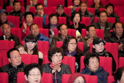 군산시 주요현안 설명회에 참석하여 경청하는 군산시민