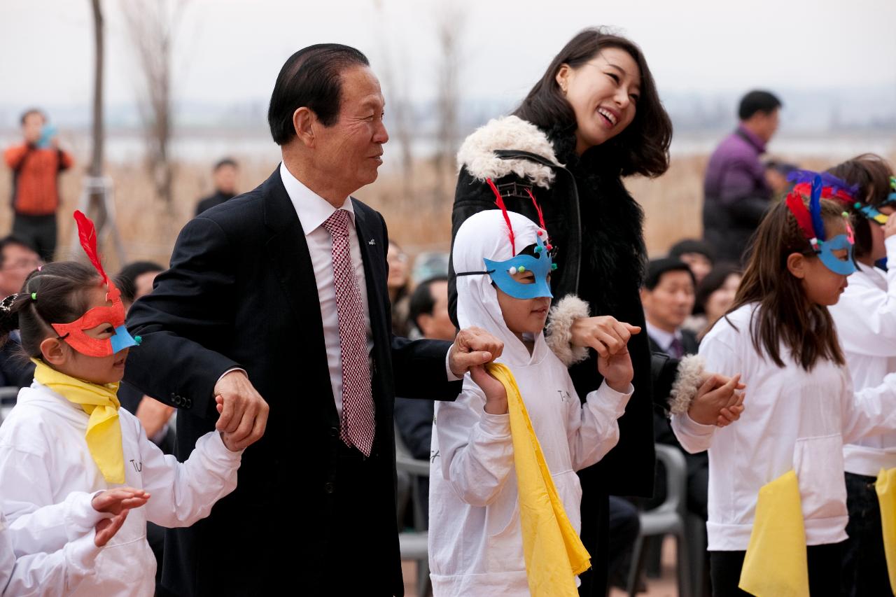 철새축제 개막식 식전공연을 함께하는 문동신군산시장