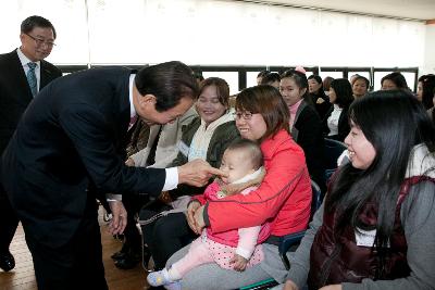 군산 이주여성 한국어 교육 종강식에 방문한 문동신군산시장