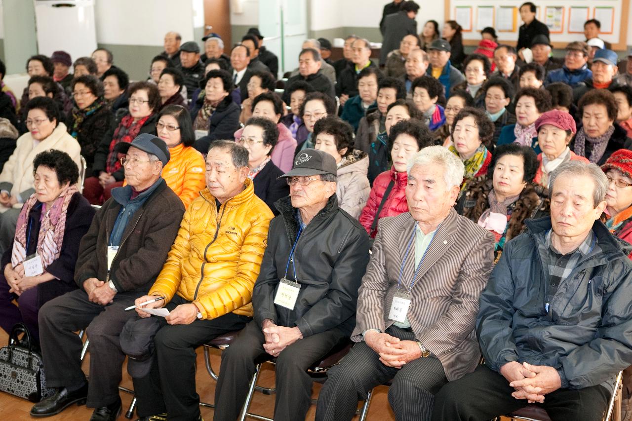 문동신군산시장님의 특강을 경청하는 많은 노인대학어르신들