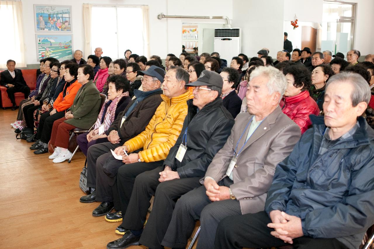 문동신군산시장님의 특강을 경청하는 많은 노인대학어르신들