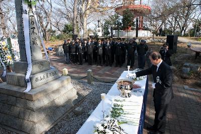 제67주년 순직 의용소방대원 추모위령제 문동신 군산시장 헌화