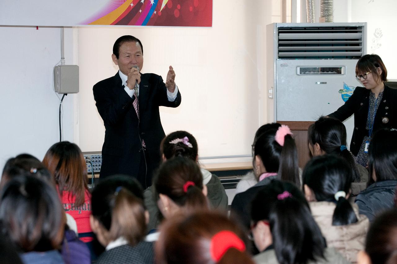 다문화가정 한국어 교육 한글서당 종강식 격려사를 하는 군산시장