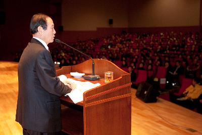 군산시 주요현안을 설명하는 문동신시장