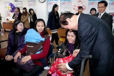 군산 이주여성 한국어 교육 종강식에 방문한 문동신군산시장