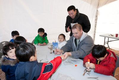 군산세계철새축제장을 찾아 프로그램을 즐기는 외국인 모습