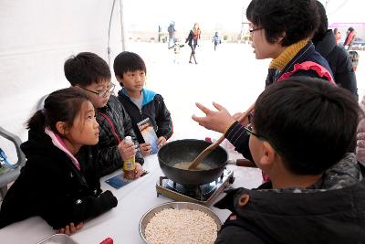 군산세계철새축제를 방문한 어린이들 모습