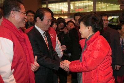 군산을 방문한 새누리당 박근혜 대선후보와 악수하는 문동신군산시장