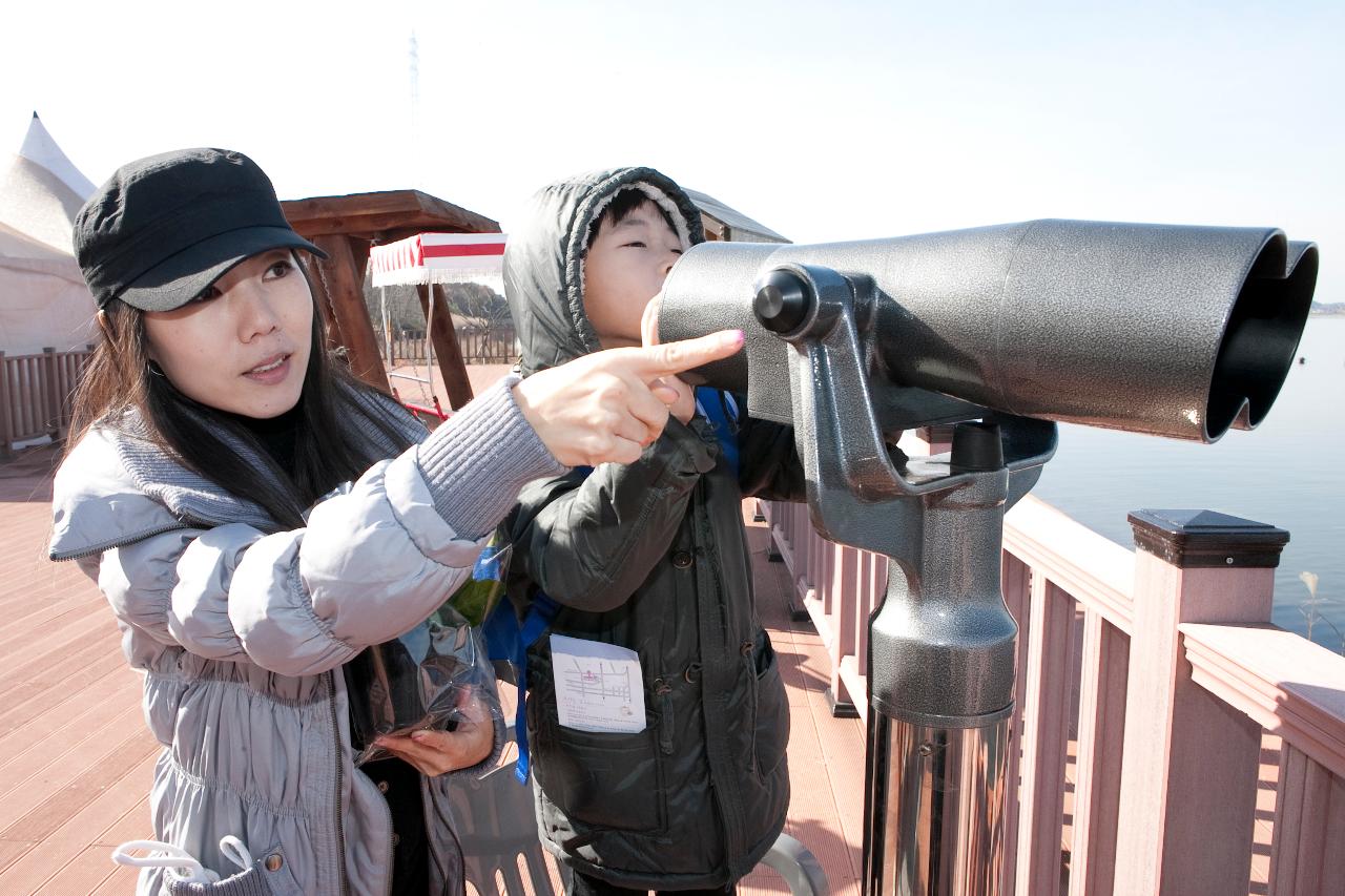 군산세계철새축제에서 철새도래지를 관찰하는 관광객