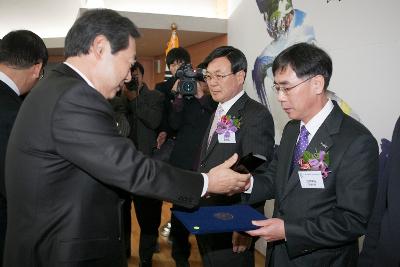 대한민국 지자체 생산성대상 시상식에 우수상을 강승구부시장이 행정안정부맹형규 장관에게 상패 수여받고 있다