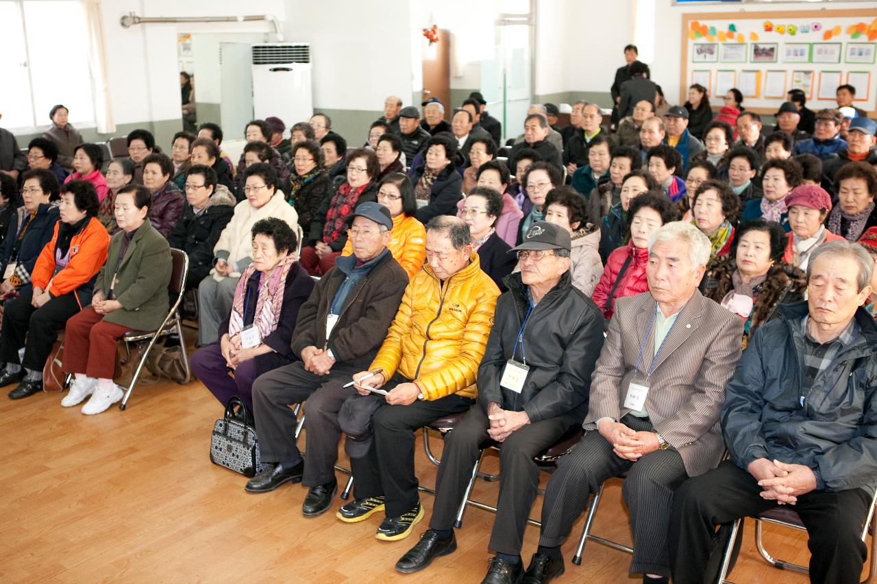 문동신군산시장님의 특강을 경청하는 많은 노인대학어르신들