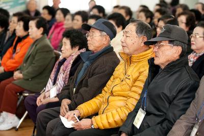 문동신군산시장님의 특강을 경청하는 많은 노인대학어르신들