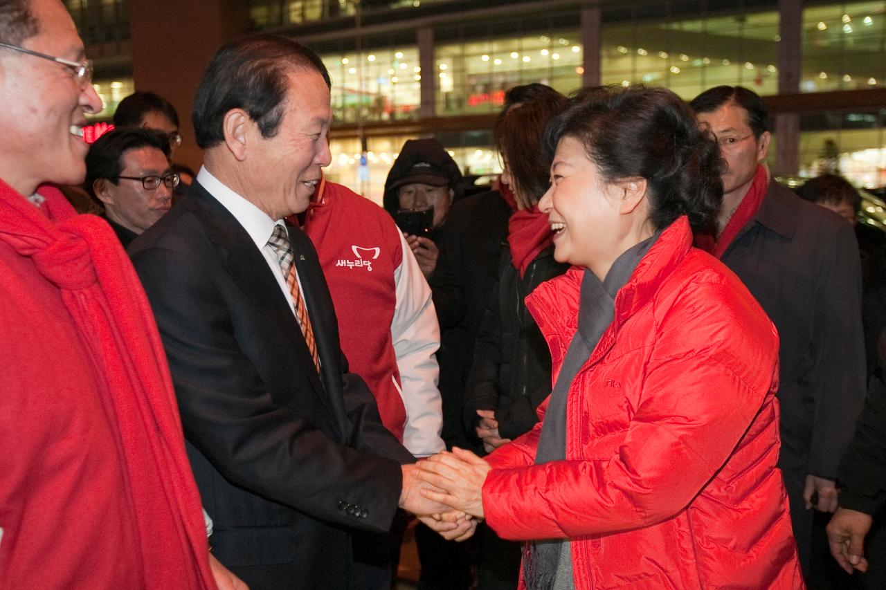 군산을 방문한 새누리당 박근혜 대선후보와 악수하는 문동신군산시장