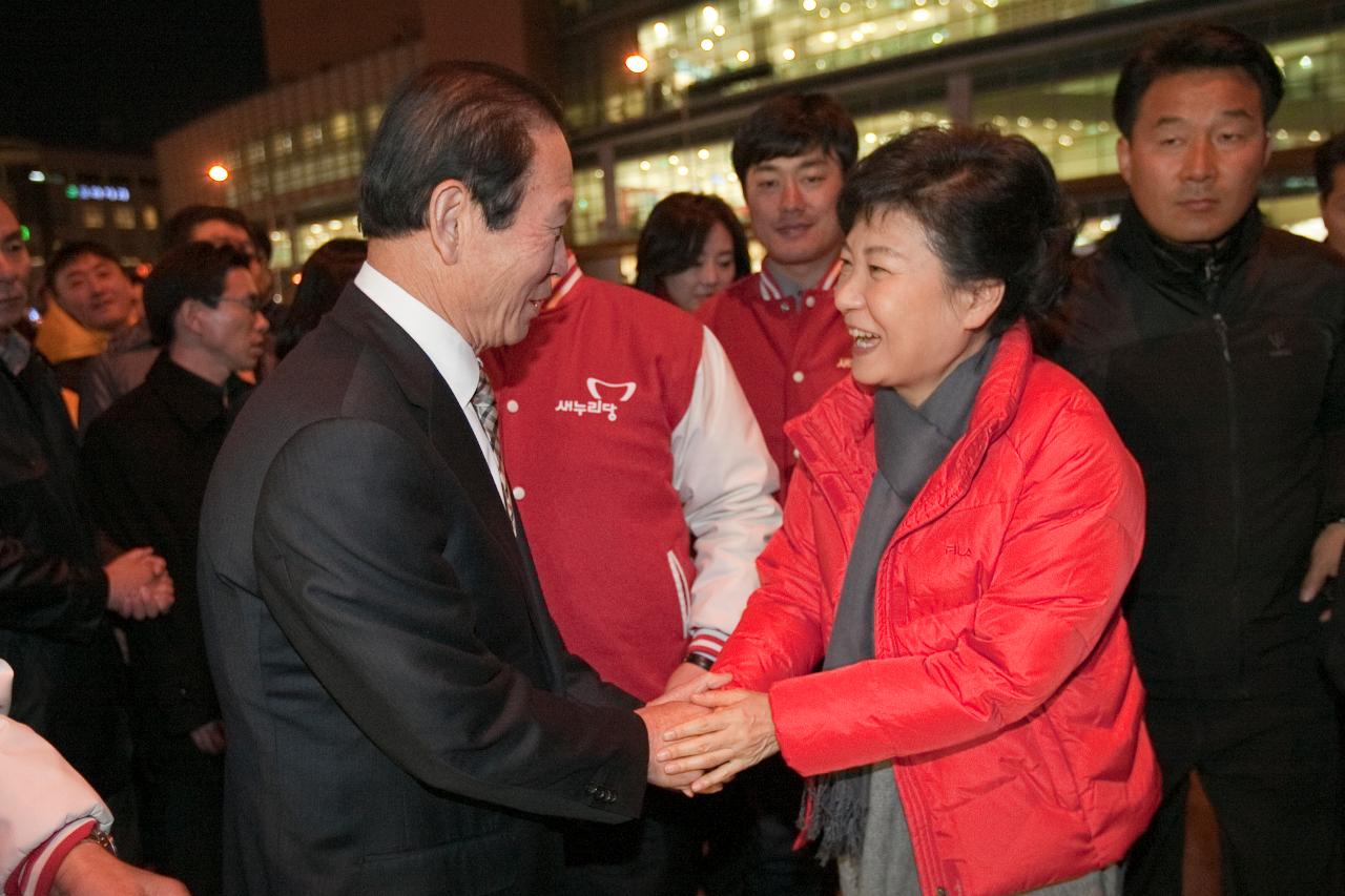 군산을 방문한 새누리당 박근혜 대선후보와 악수하는 문동신군산시장