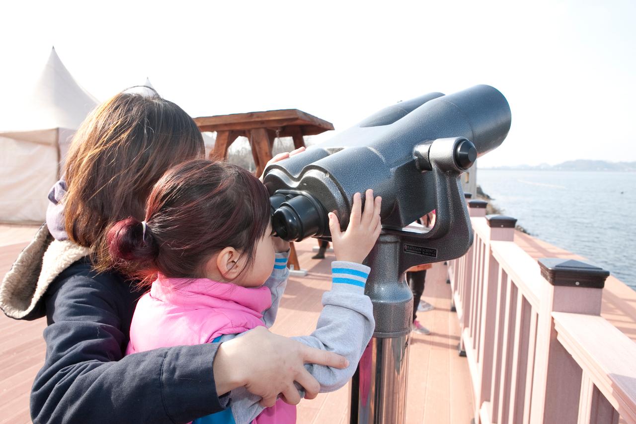 군산세계철새축제에서 망원경으로 철새를 관찰하는 관광객