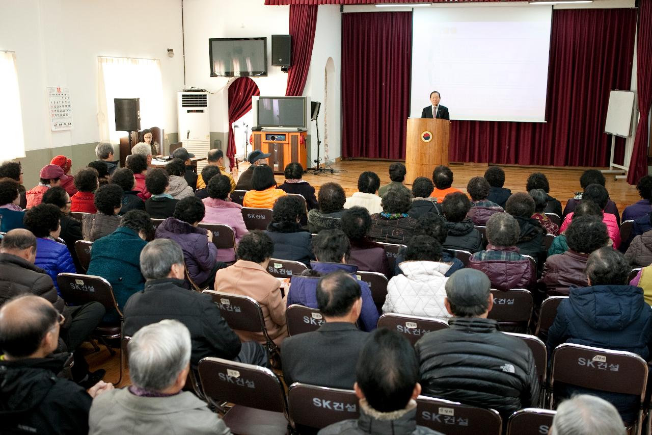 노인대학에서 문동신군산시장님의 특강을 멀리서 바라본 모습