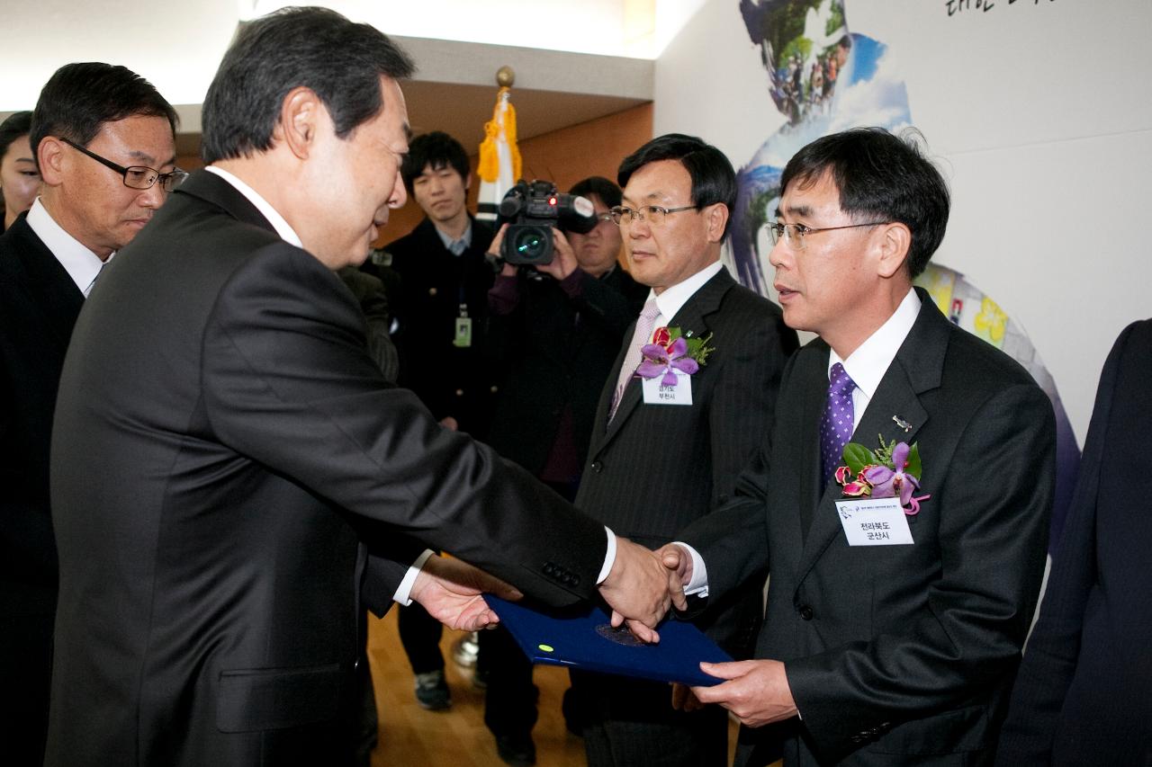 대한민국 지자체 생산성대상 시상식에 우수상을 강승구부시장이 행정안정부맹형규 장관에게 수상하고 있다