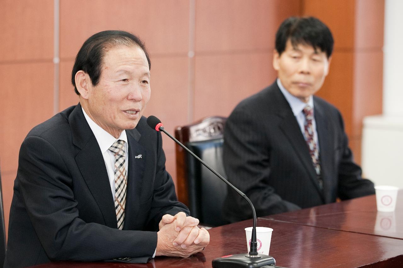 군산경찰서 경우자문위원장 및 자문위원의 이웃돕기 기탁에 대한 문동신군산시장의 감사인사