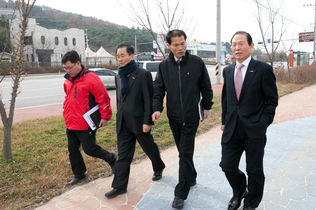 군산국제철새축제 현장을 둘러보는 문동신시장