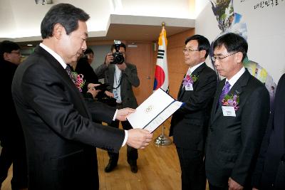 대한민국 지자체 생산성대상 시상식에 우수상을 강승구부시장이 행정안정부맹형규 장관에게 수상하고 있다