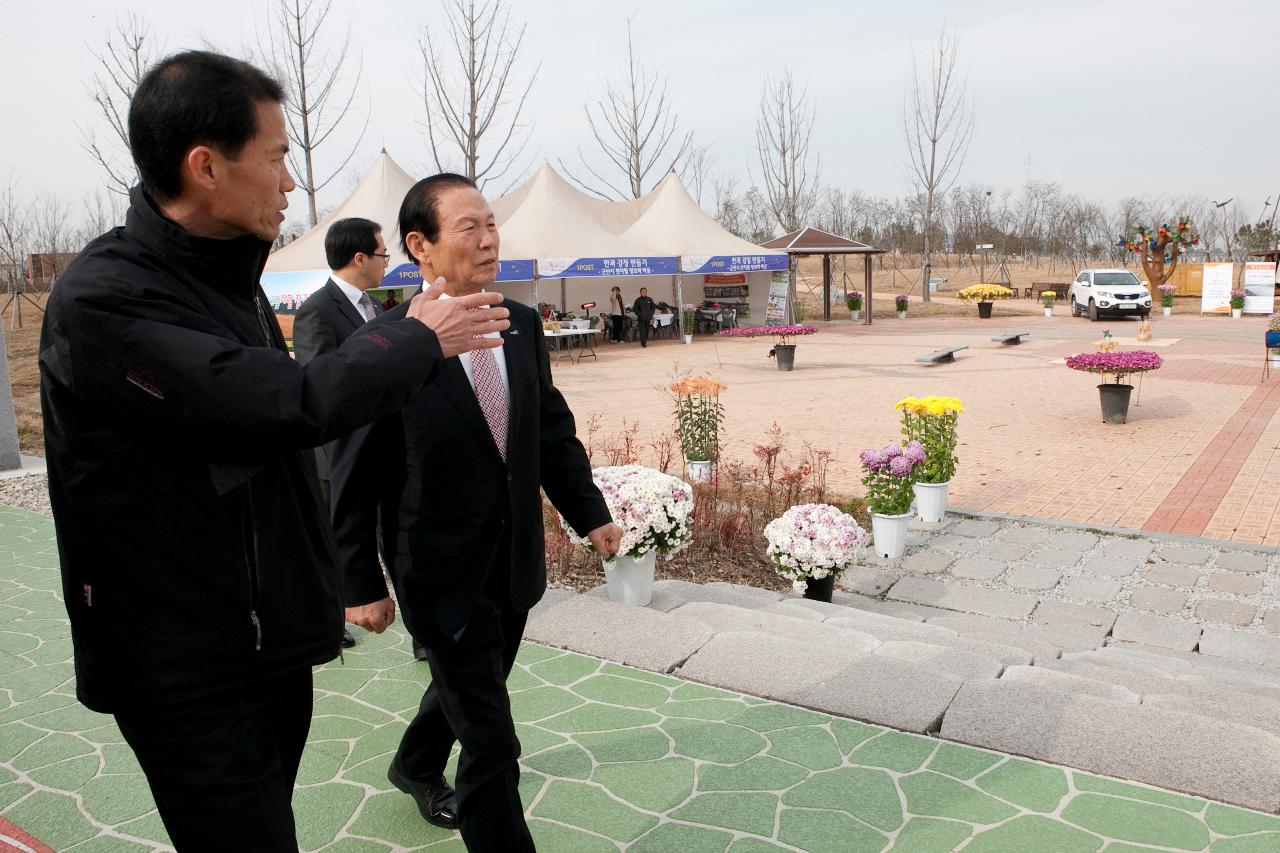 군산국제철새축제 현장을 둘러보는 문동신시장