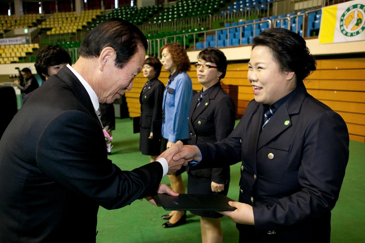 군산시 어린이 교통사고 제로화 운동 촉진대회에서 문동신시장으로부터 위촉장을 받는 모습