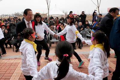 철새축제 개막식 식전공연을 함께하는 문동신군산시장