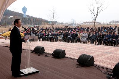 철새축제 개막식 기념사를 하는 문동신군산시장