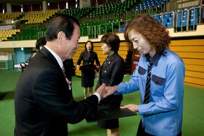 군산시 어린이 교통사고 제로화 운동 촉진대회에서 문동신시장으로부터 위촉장을 받는 모습