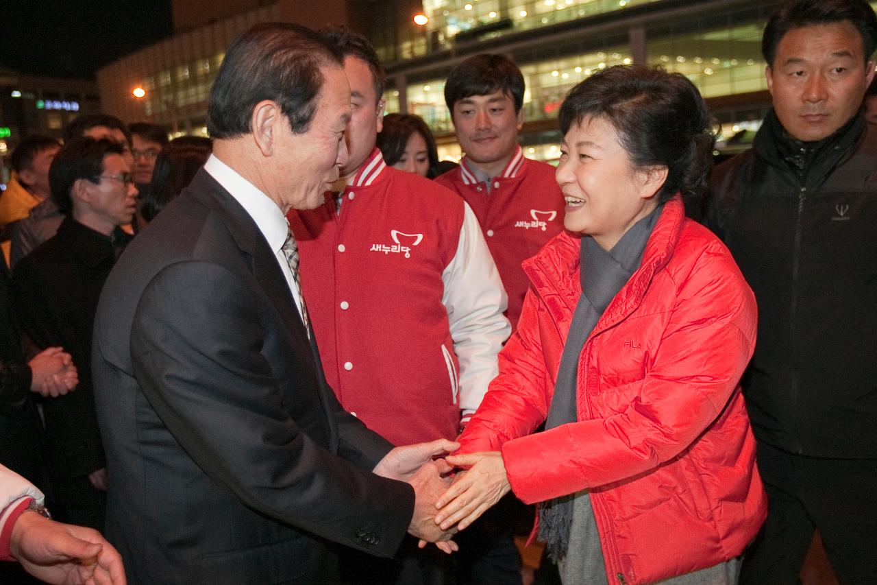 군산을 방문한 새누리당 박근혜 대선후보와 악수하는 문동신군산시장