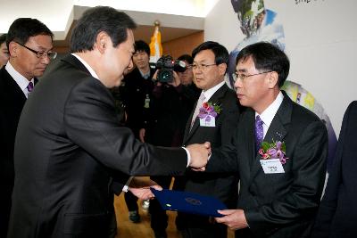 대한민국 지자체 생산성대상 시상식에 우수상을 강승구부시장이 행정안정부맹형규 장관에게 상장 수상후 악수를 하고 있다