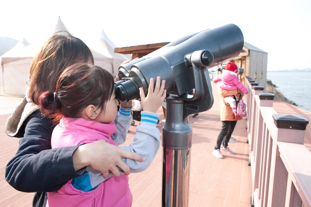 군산세계철새축제에서 망원경으로 철새를 관찰하는 관광객