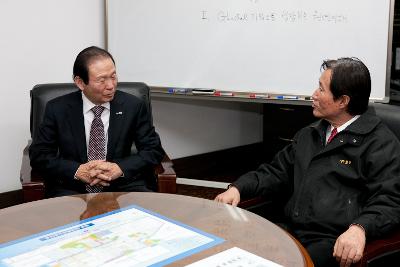 문동신 군산시장 관내 중소기업 현장방문 기업대표로 부터 애로사항 청취