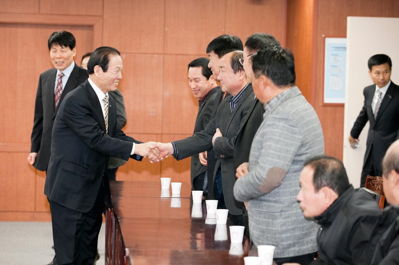 군산경찰서 경우자문위원장 및 자문위원 문동신군산시장과 인사