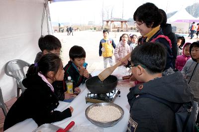 군산세계철새축제를 방문한 어린이들 모습