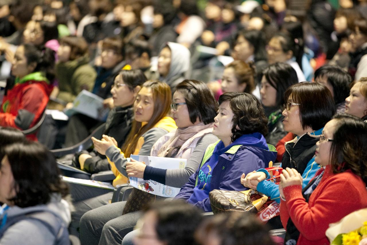 어린이 교통사고 제로화운동 촉진대회에 참석한 학부모들