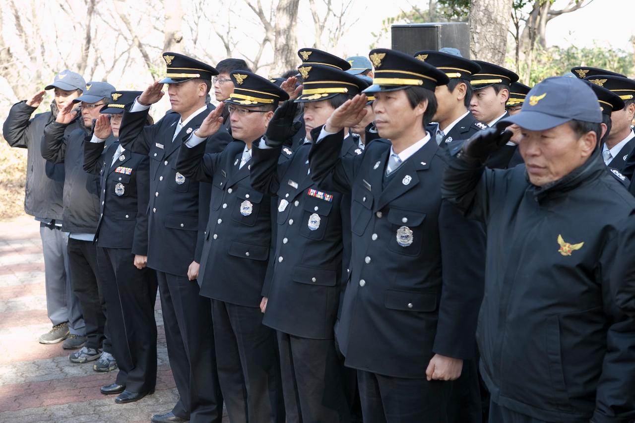 제67주년 순직 의용소방대원 추모위령제 참석 소방대원 국기에 대한 경례