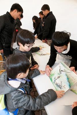 군산세계철새축제 행사장을 찾은 어린이