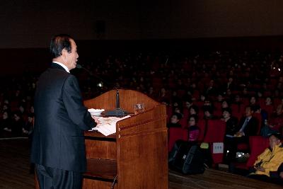 군산시 주요현안을 설명하는 문동신시장