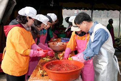 군산시여성자원봉사회와 군산시의회 행정복지위원회 의원들이 함께 사랑의 김치를 담그고 있다