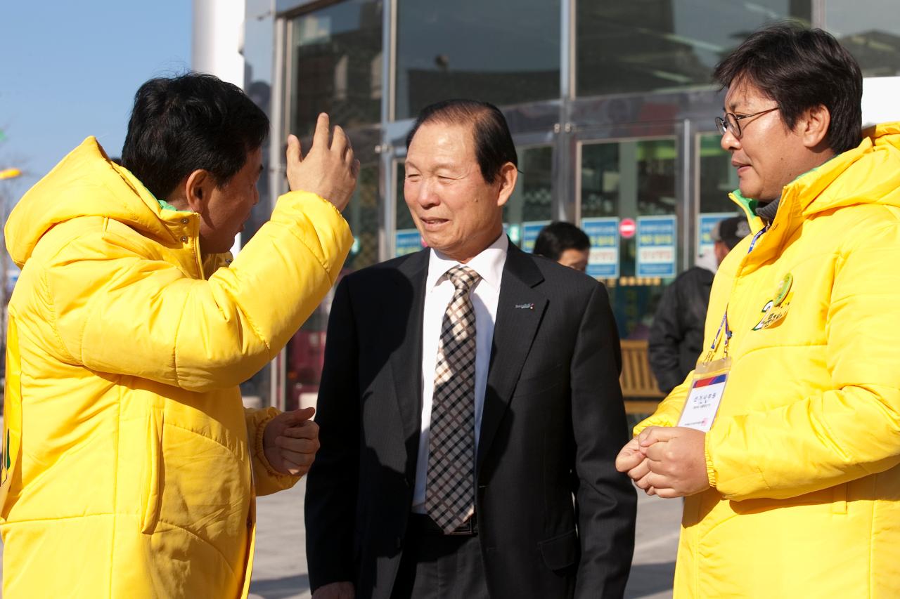 제18대 대선후보 민주당 문재인 후보 운동원 현장 격려후 운동원과 대화