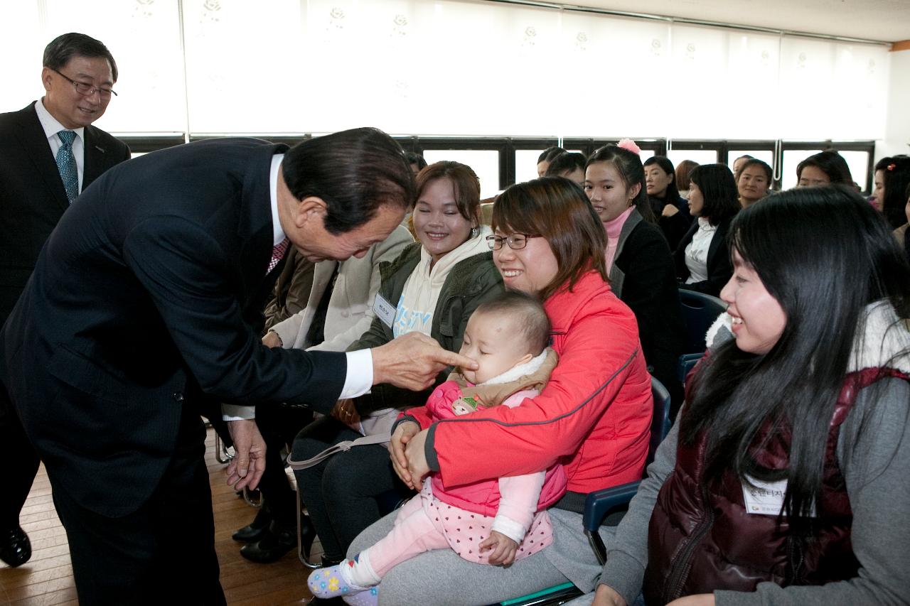 군산 이주여성 한국어 교육 종강식에 방문한 문동신군산시장