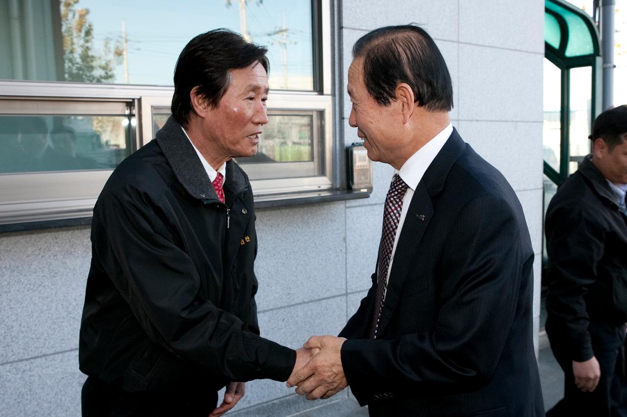 문동신 군산시장 관내 중소기업 애로 해소 현장방문 중 기업대표와 악수