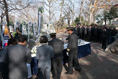 제67주년 순직 의용소방대원 추모위령제 소방대원 헌화