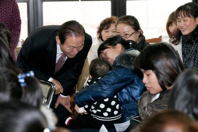 군산 이주여성 한국어 교육 종강식에 방문한 문동신군산시장