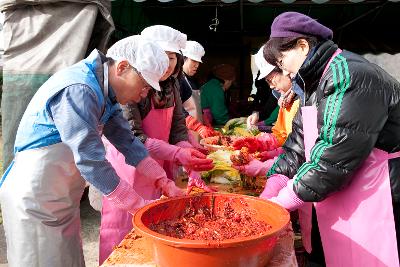 군산시의회 행정복지위원회 의원이 사랑의 김장김치 담그기에 동참