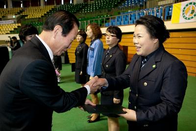 군산시 어린이 교통사고 제로화 운동 촉진대회에서 문동신시장으로부터 위촉장을 받는 모습