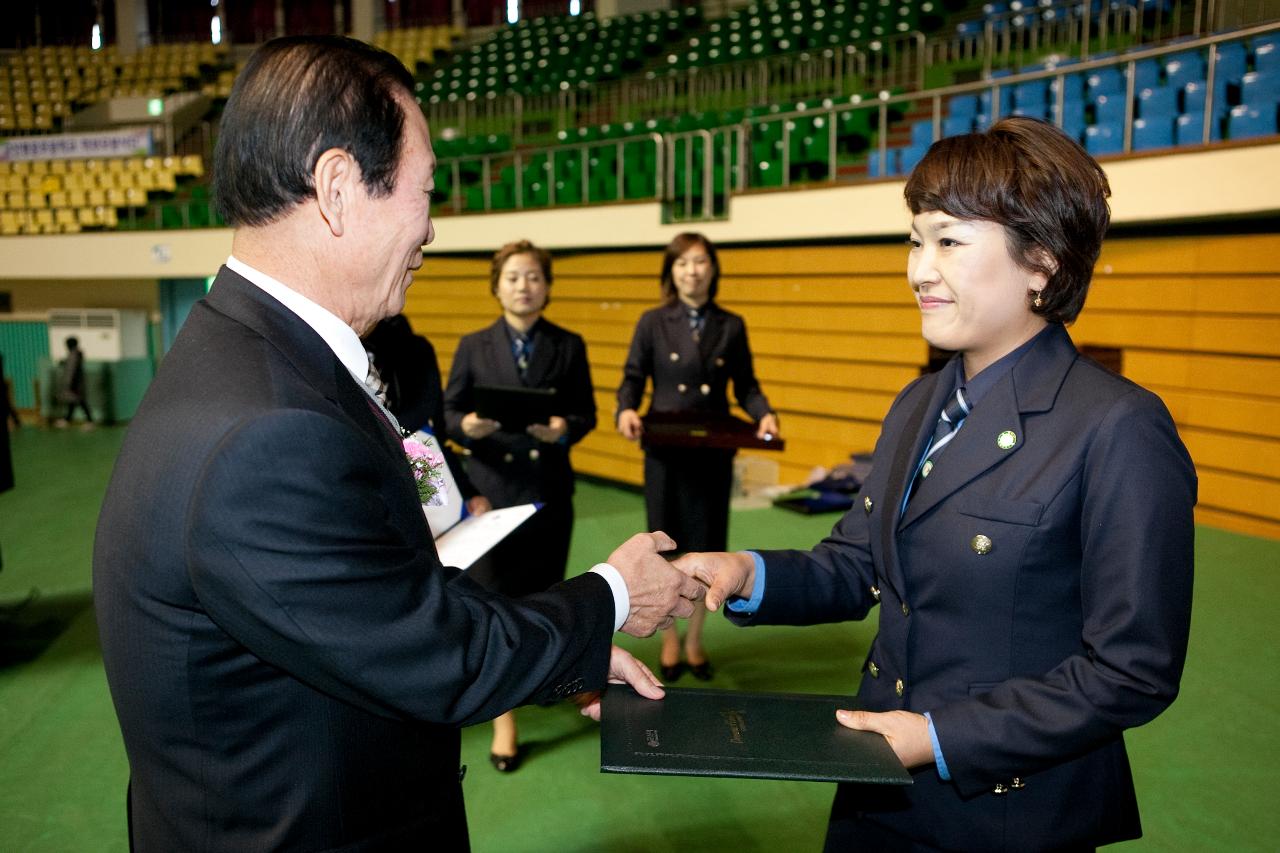 군산시 어린이 교통사고 제로화 운동 촉진대회에서 문동신시장으로부터 위촉장을 받는 모습