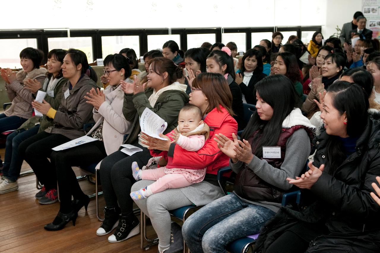 다문화가정 한국어 교육 한글서당 종강식 격려사를 하는 군산시장