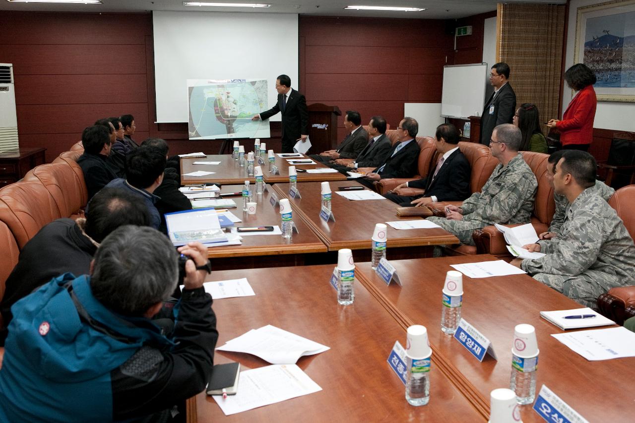 송전선로 반대대책위 간담회 중 송전선로에 관한 브링핑 보고